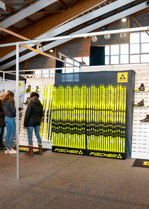 Fischer exposant au salon du nordique de La Transjurassienne